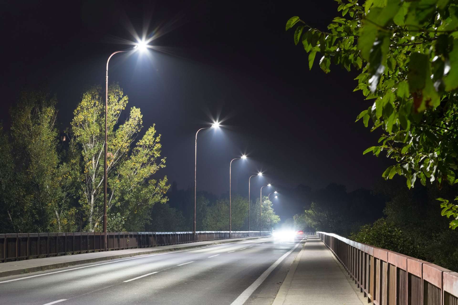 夜道を照らす交通インフラも整備